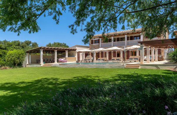 Stunning Finca Alcudia Mallorca with pool and landscaped gardens
